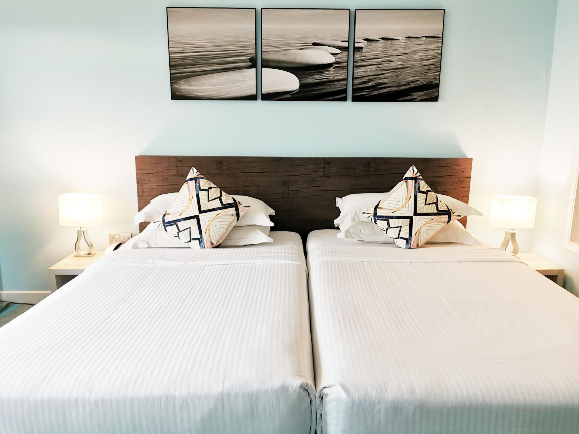 Thistle Johor Bahru Exterior foto A bedroom at the hotel