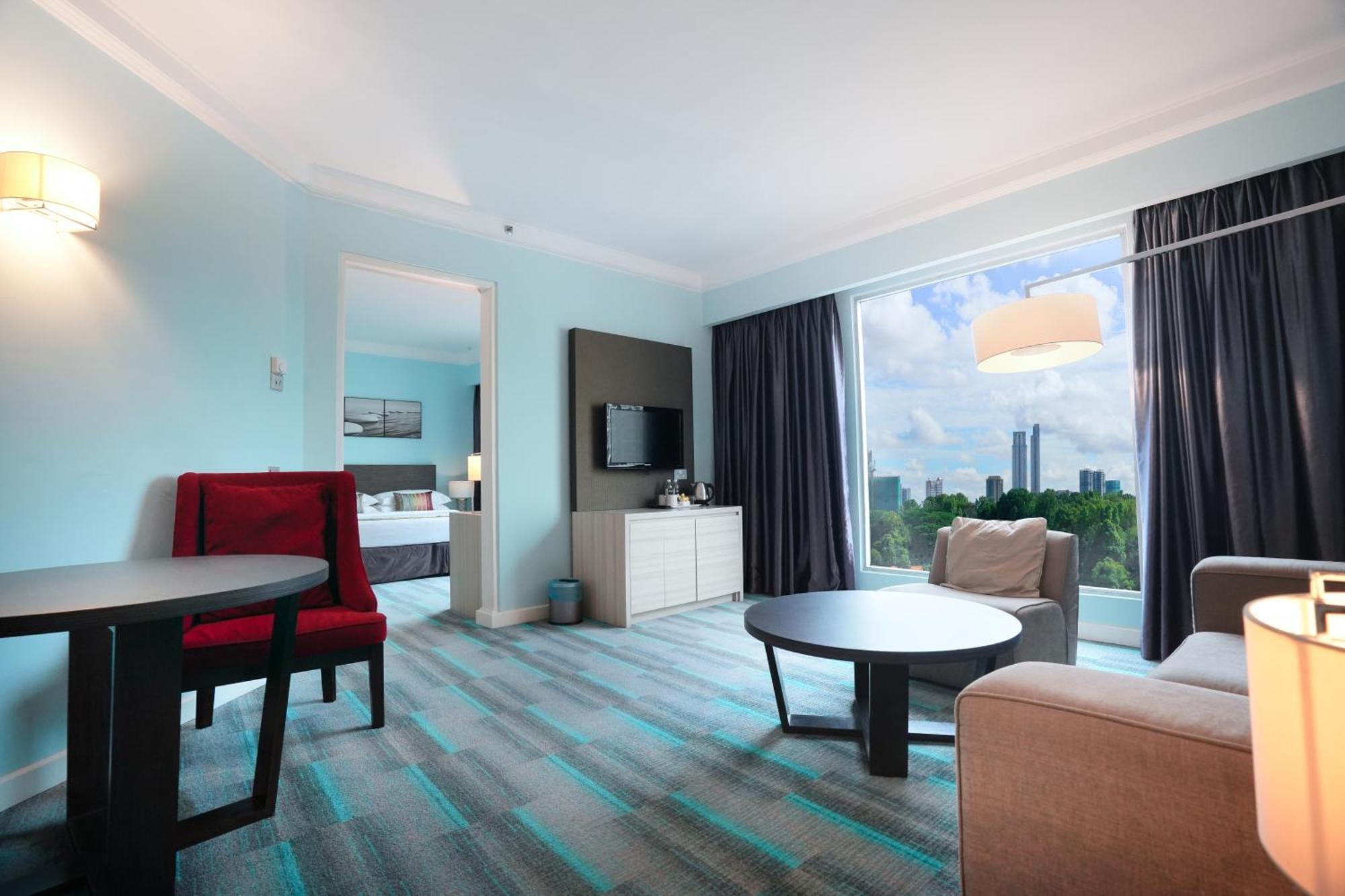 Thistle Johor Bahru Exterior foto Suite at the Hilton London Heathrow
