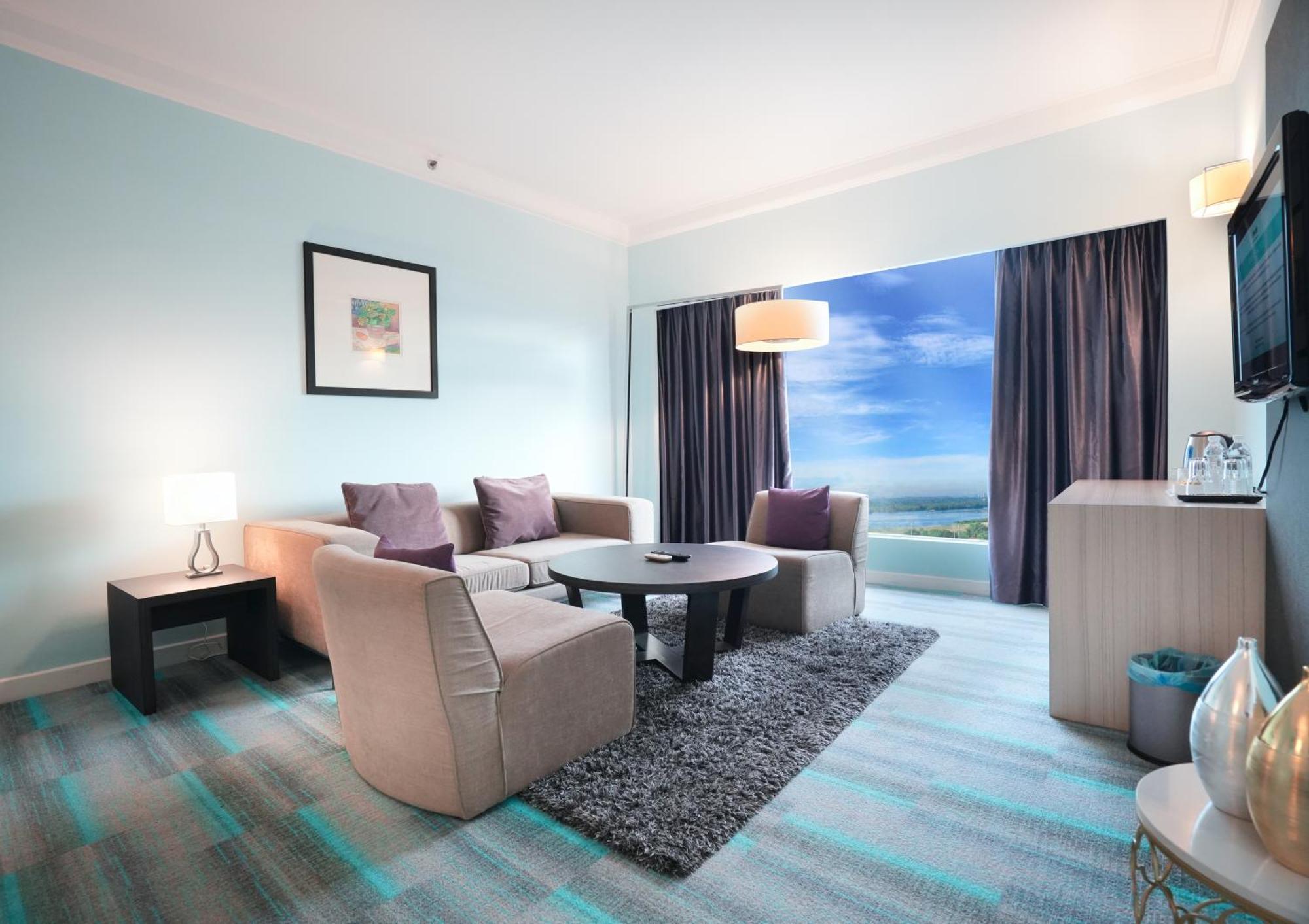 Thistle Johor Bahru Exterior foto Living room of a suite
