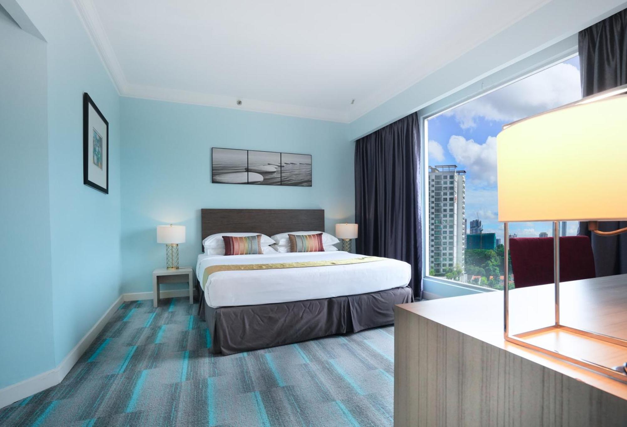 Thistle Johor Bahru Exterior foto A bedroom at the hotel
