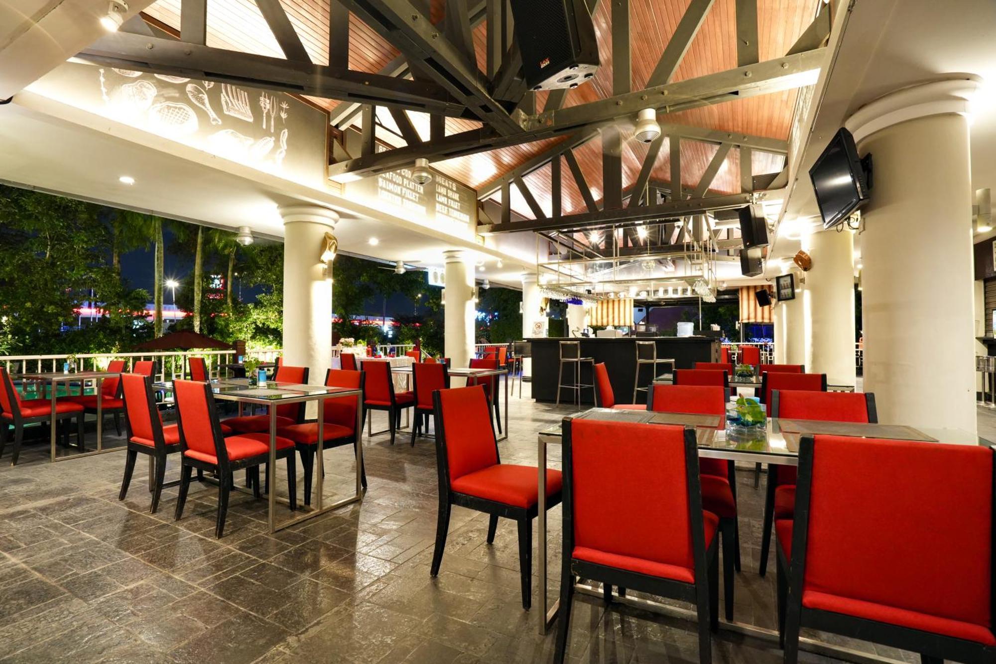 Thistle Johor Bahru Exterior foto The interior of the restaurant