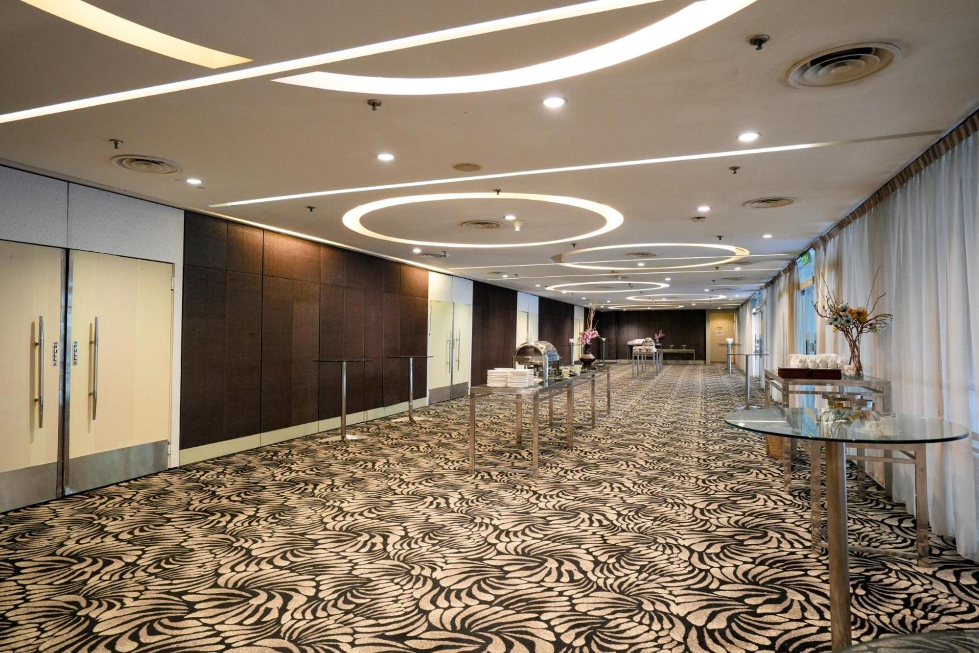 Thistle Johor Bahru Exterior foto The interior of the hotel