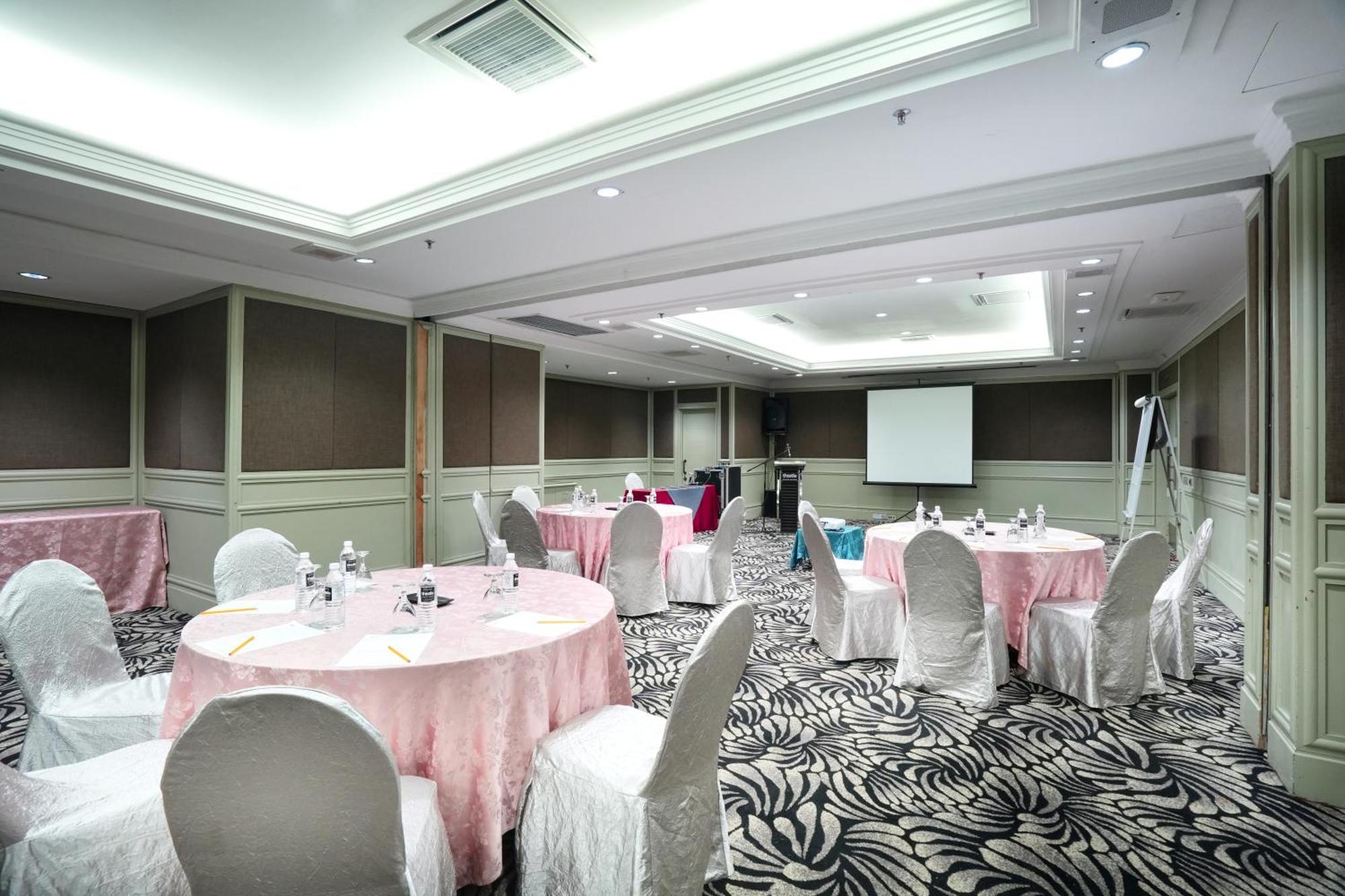 Thistle Johor Bahru Exterior foto Meeting room