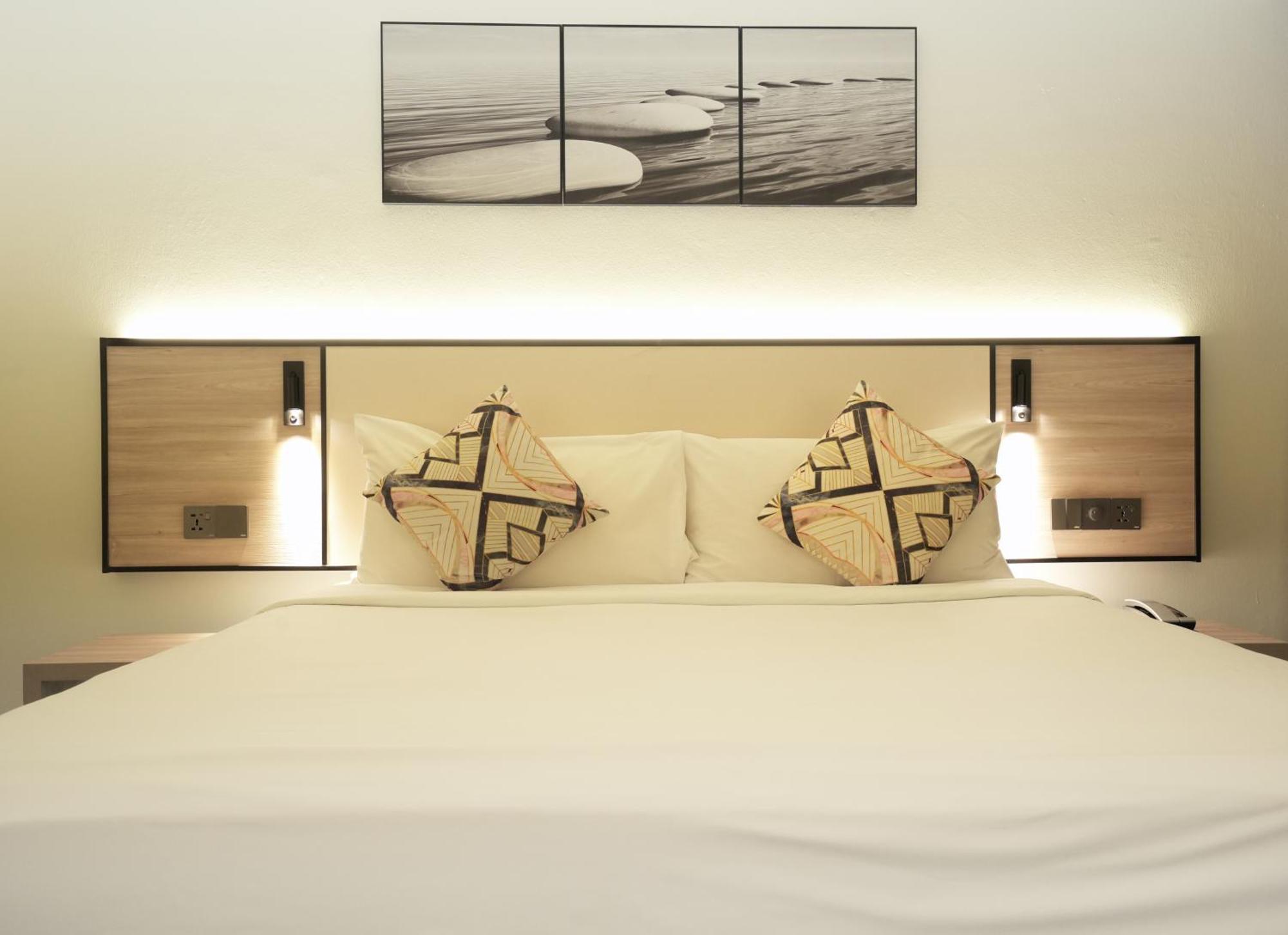 Thistle Johor Bahru Exterior foto A bedroom at the hotel