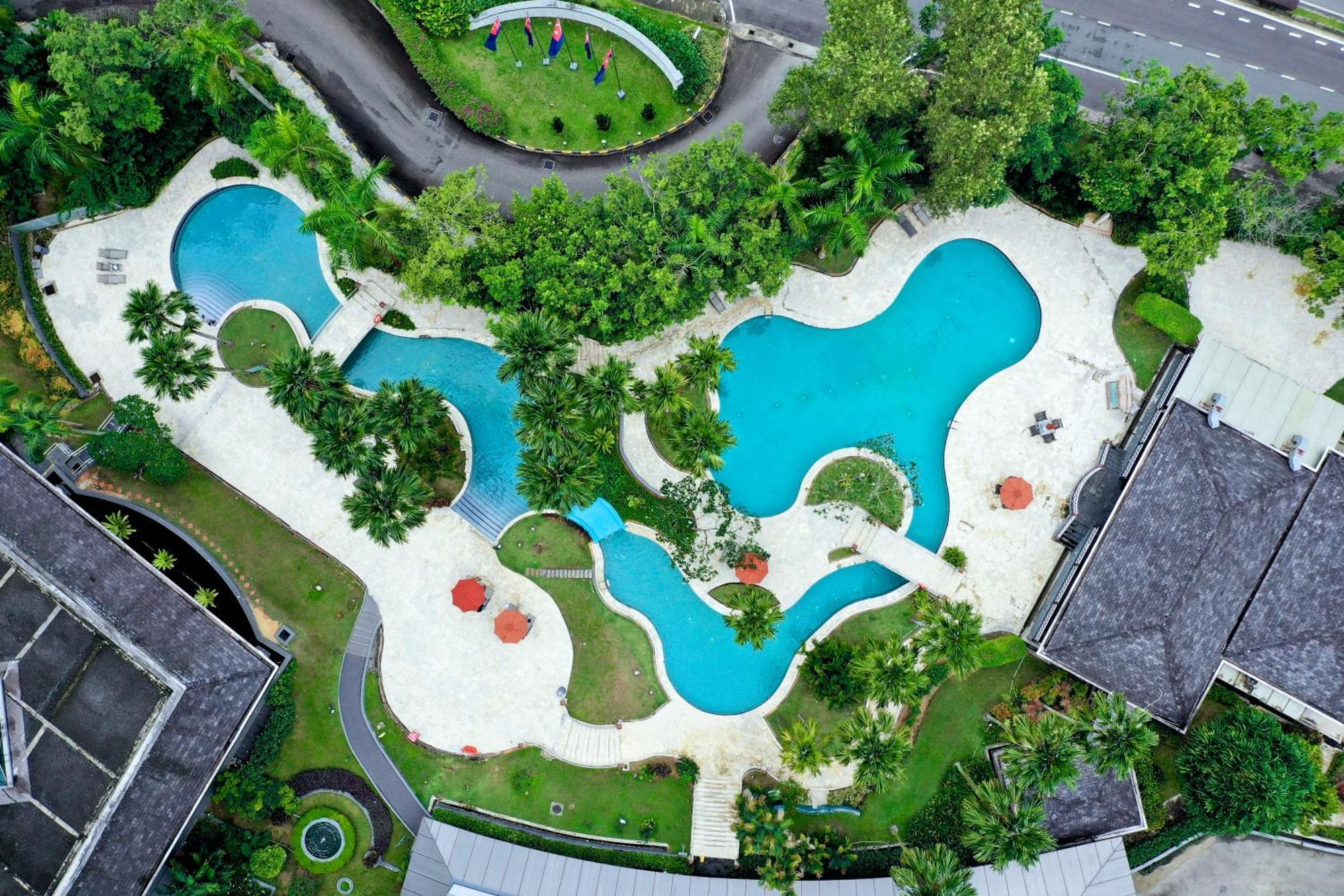 Thistle Johor Bahru Exterior foto Aerial view of the pool