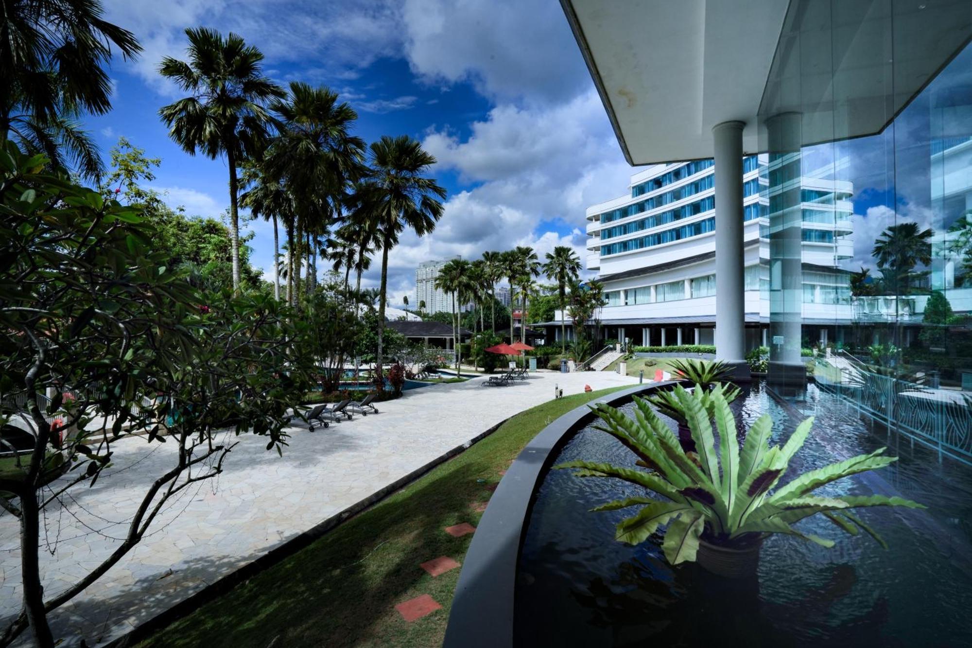 Thistle Johor Bahru Exterior foto The hotel's main entrance