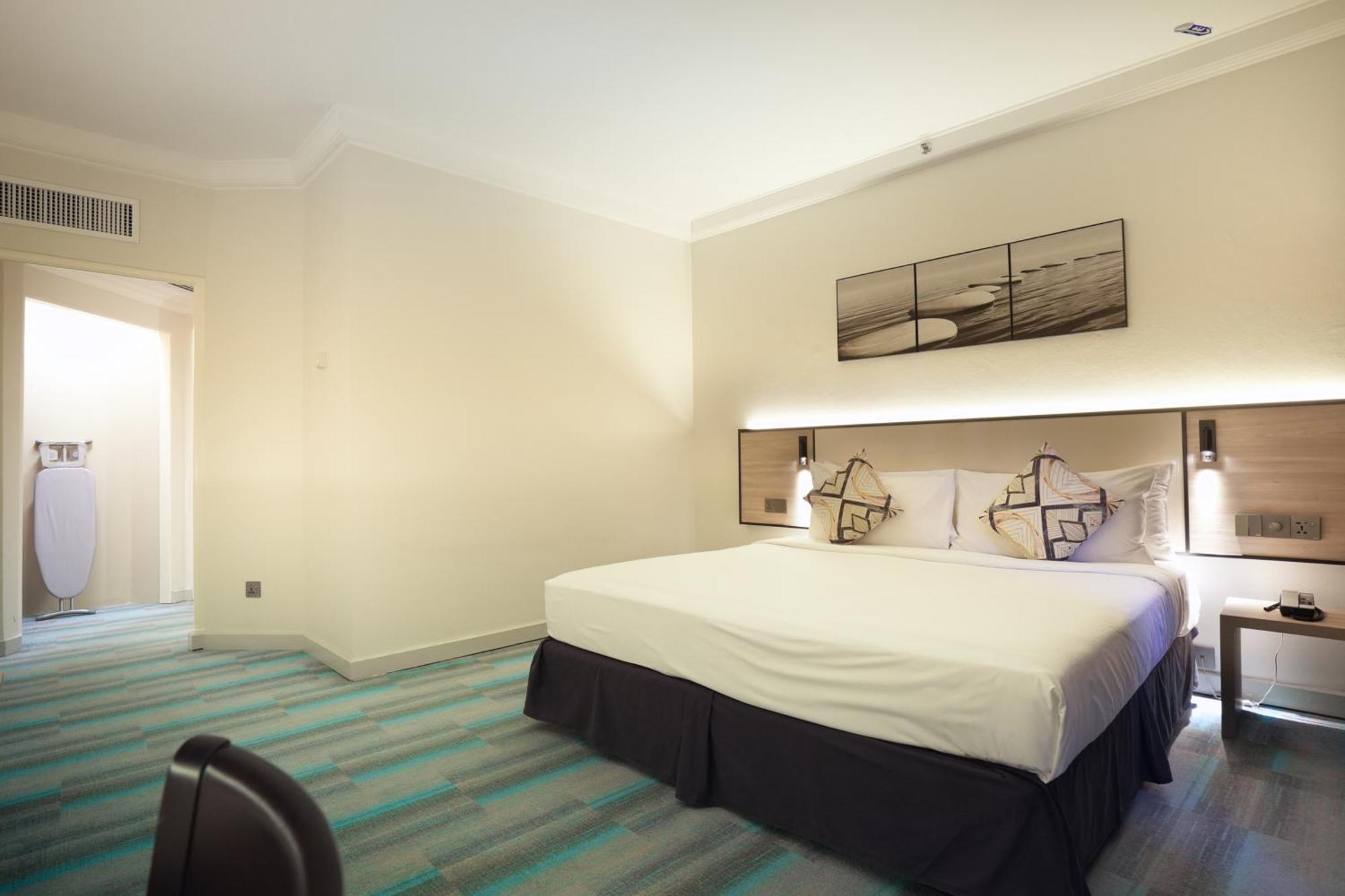 Thistle Johor Bahru Exterior foto A room at the hotel