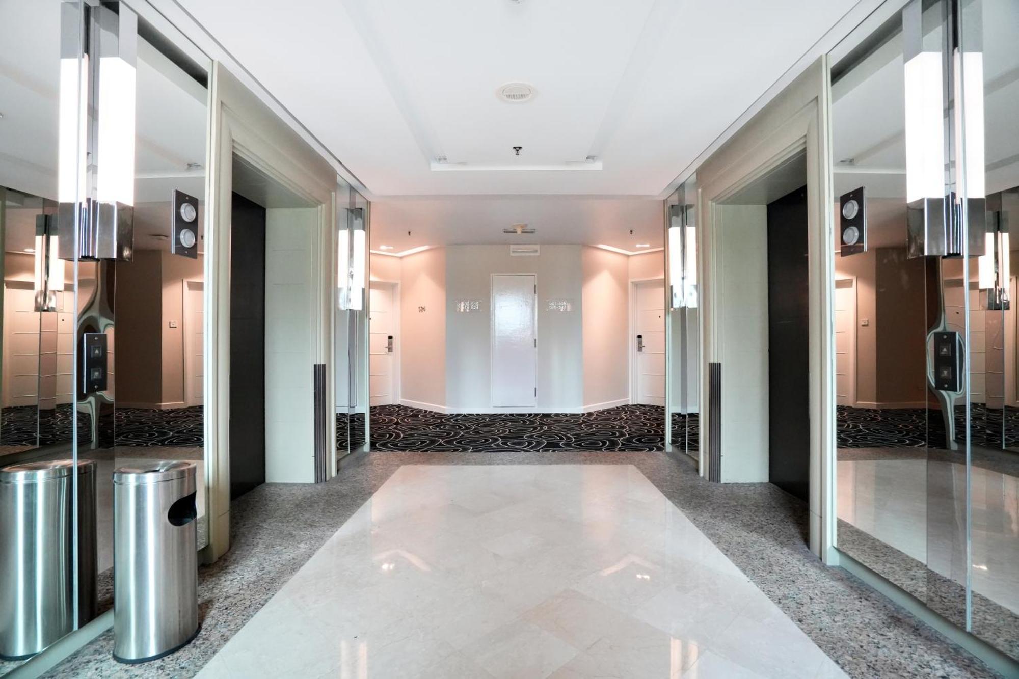 Thistle Johor Bahru Exterior foto The elevators at the 10th floor