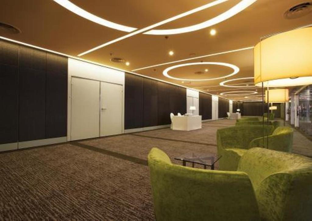Thistle Johor Bahru Exterior foto The interior of the hotel